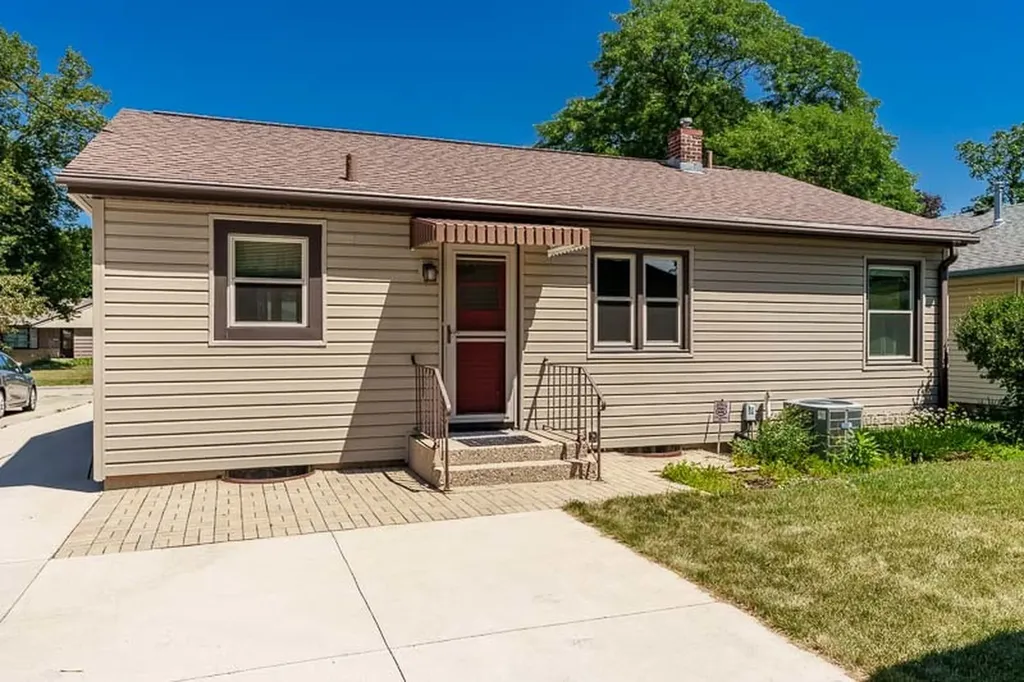 2328 Sharon Avenue Rockford IL 61103