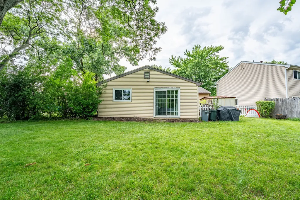 2S677 Wembly Drive Warrenville IL 60555