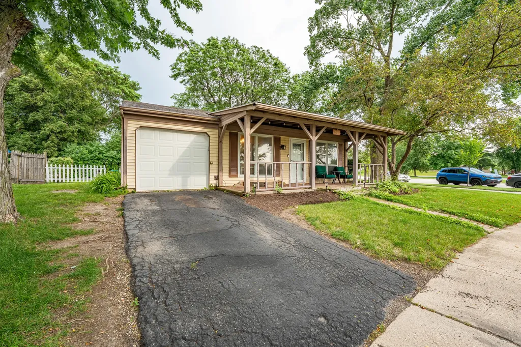 2S677 Wembly Drive Warrenville IL 60555
