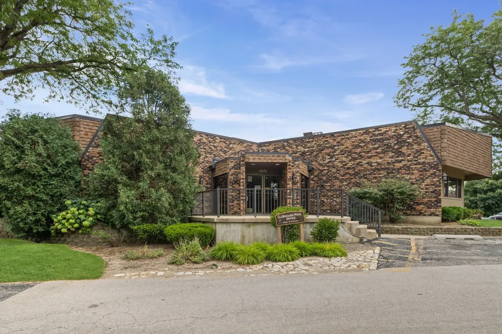 2216 Country Club Drive Woodridge IL 60517