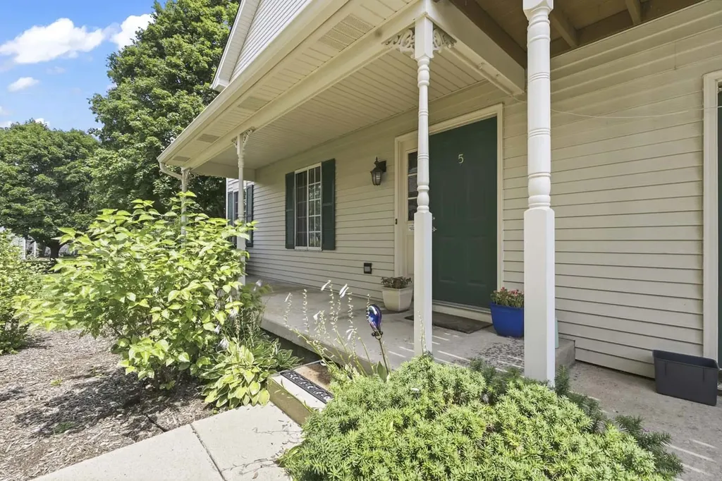 5 West Pheasant Trail Lake In The Hills IL 60156