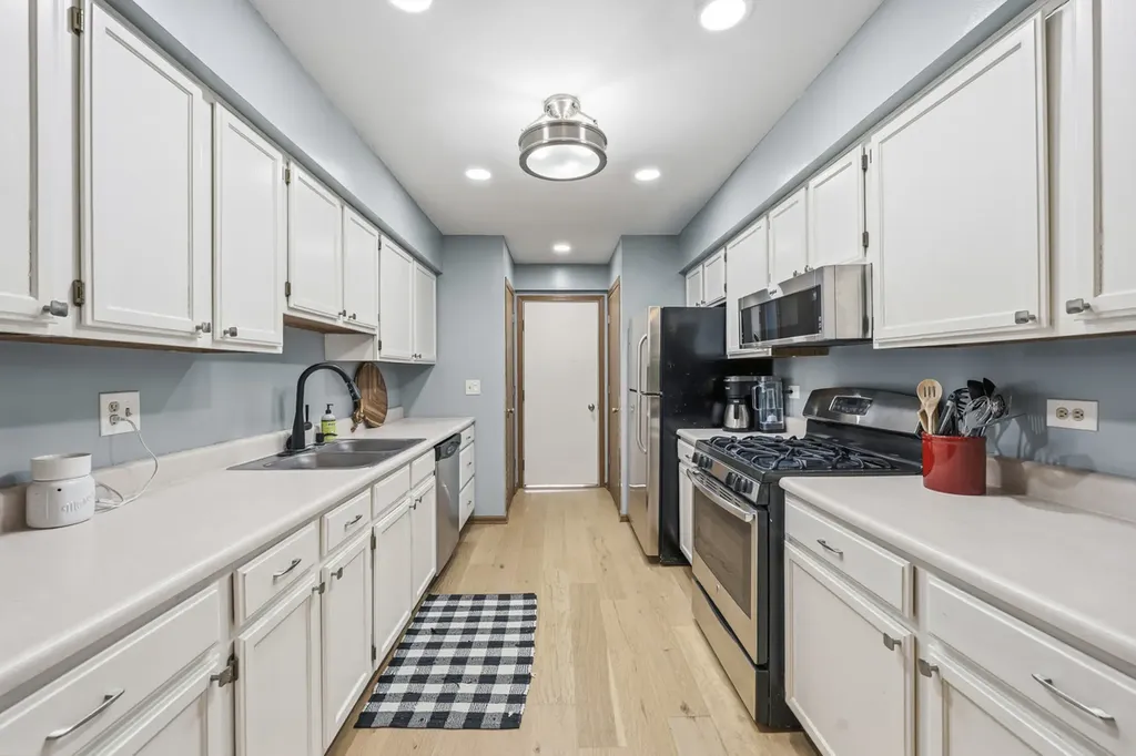 5 West Pheasant Trail Lake In The Hills IL 60156