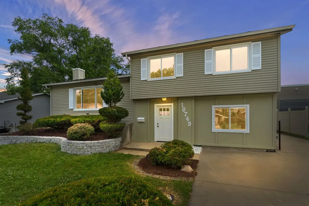 16749 Meadowdale Drive Oak Forest IL 60452