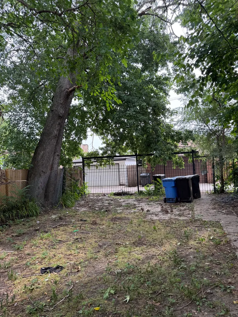 7621 South Saint Lawrence Avenue Chicago IL 60619