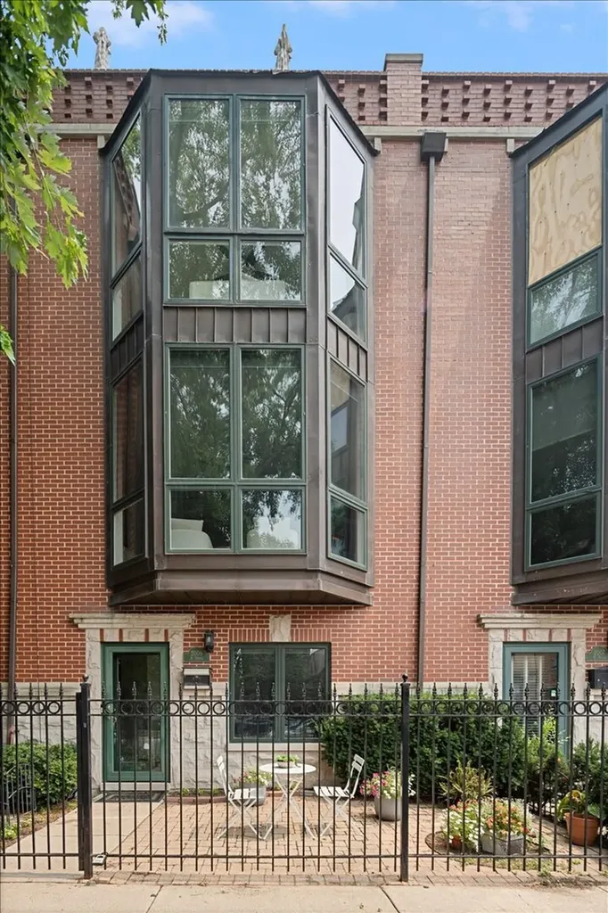 2009 North Hoyne Avenue Chicago IL 60647