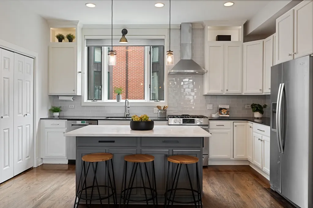 2009 North Hoyne Avenue Chicago IL 60647