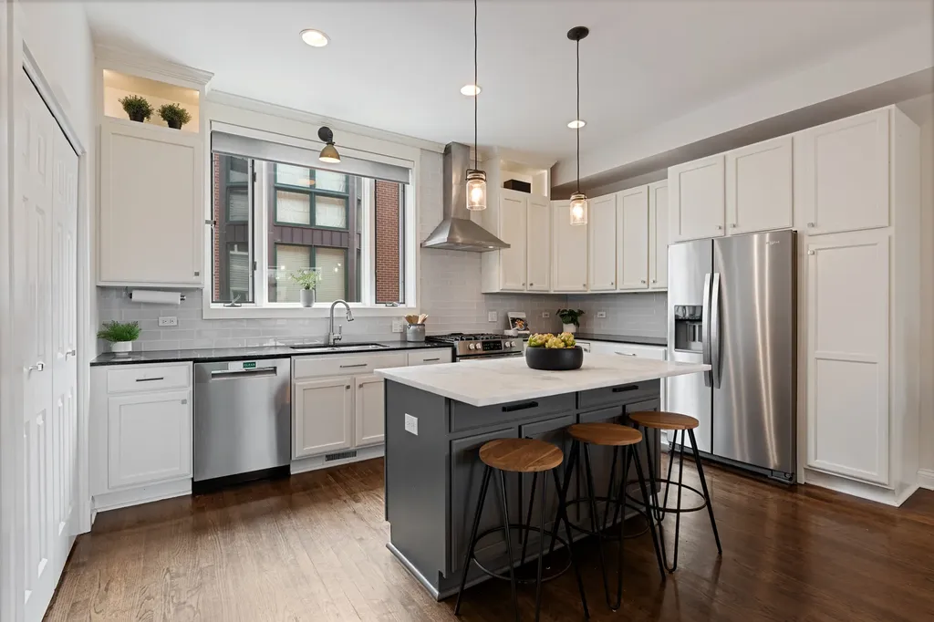 2009 North Hoyne Avenue Chicago IL 60647