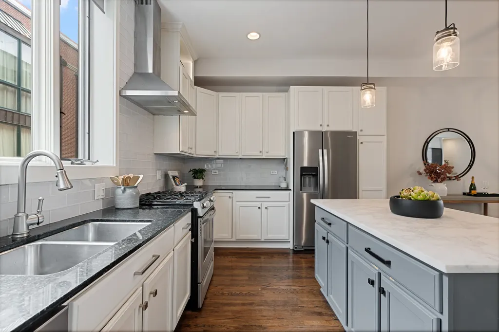 2009 North Hoyne Avenue Chicago IL 60647