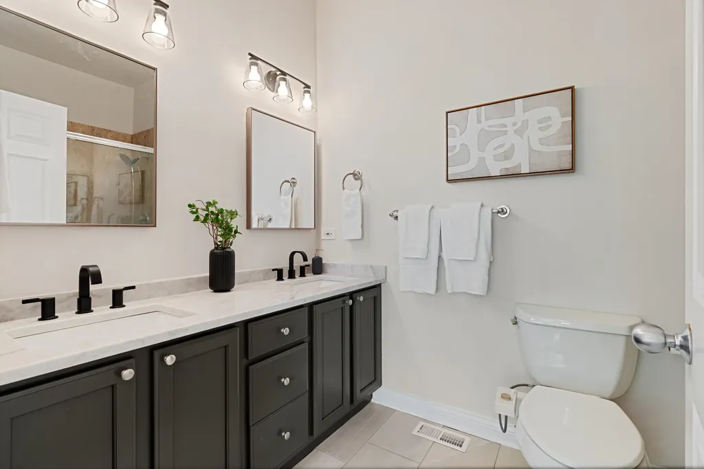 2009 North Hoyne Avenue Chicago IL 60647