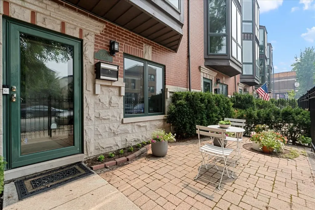 2009 North Hoyne Avenue Chicago IL 60647