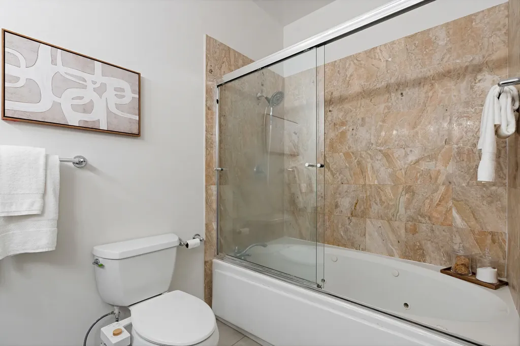 2009 North Hoyne Avenue Chicago IL 60647