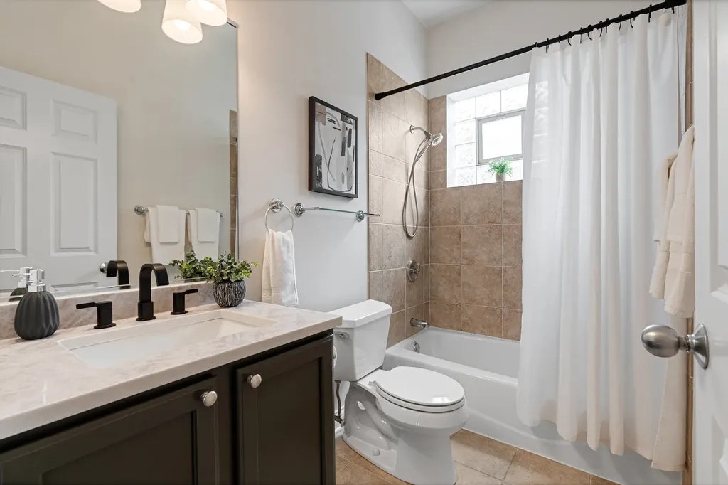 2009 North Hoyne Avenue Chicago IL 60647