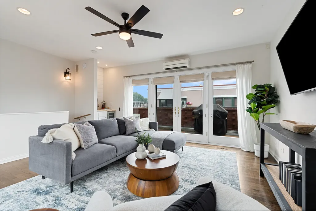 2009 North Hoyne Avenue Chicago IL 60647