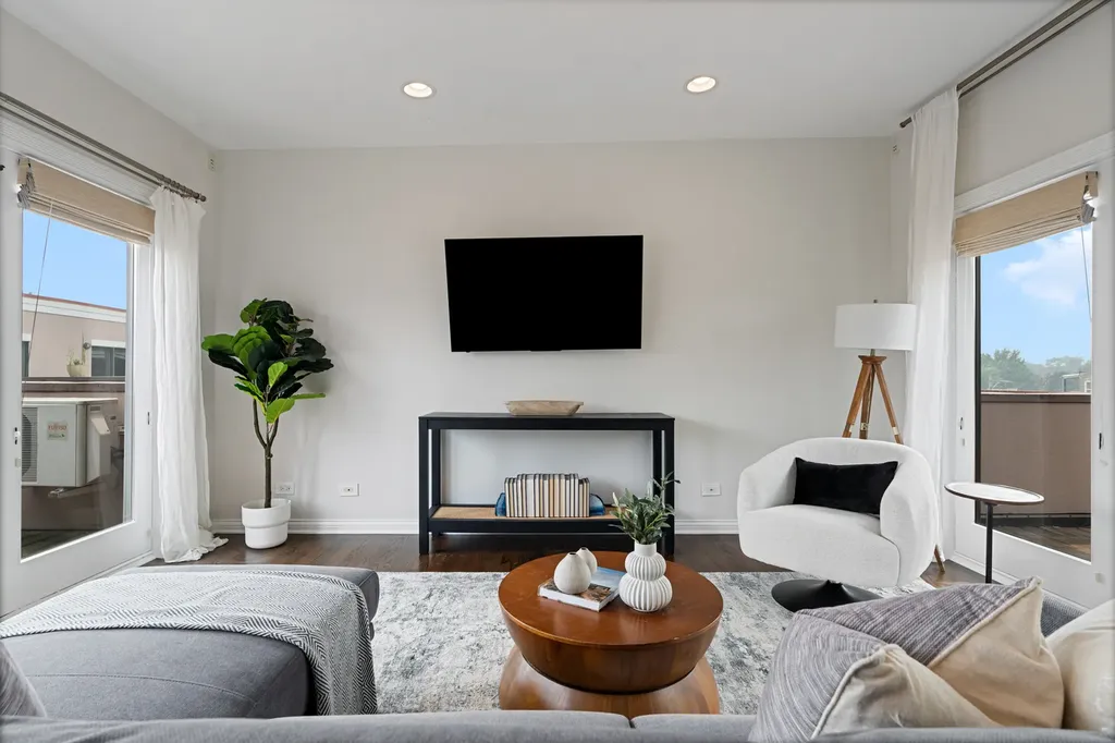 2009 North Hoyne Avenue Chicago IL 60647