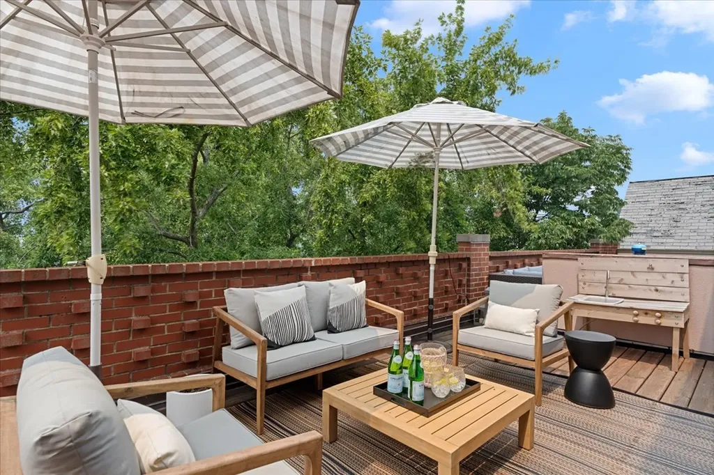 2009 North Hoyne Avenue Chicago IL 60647