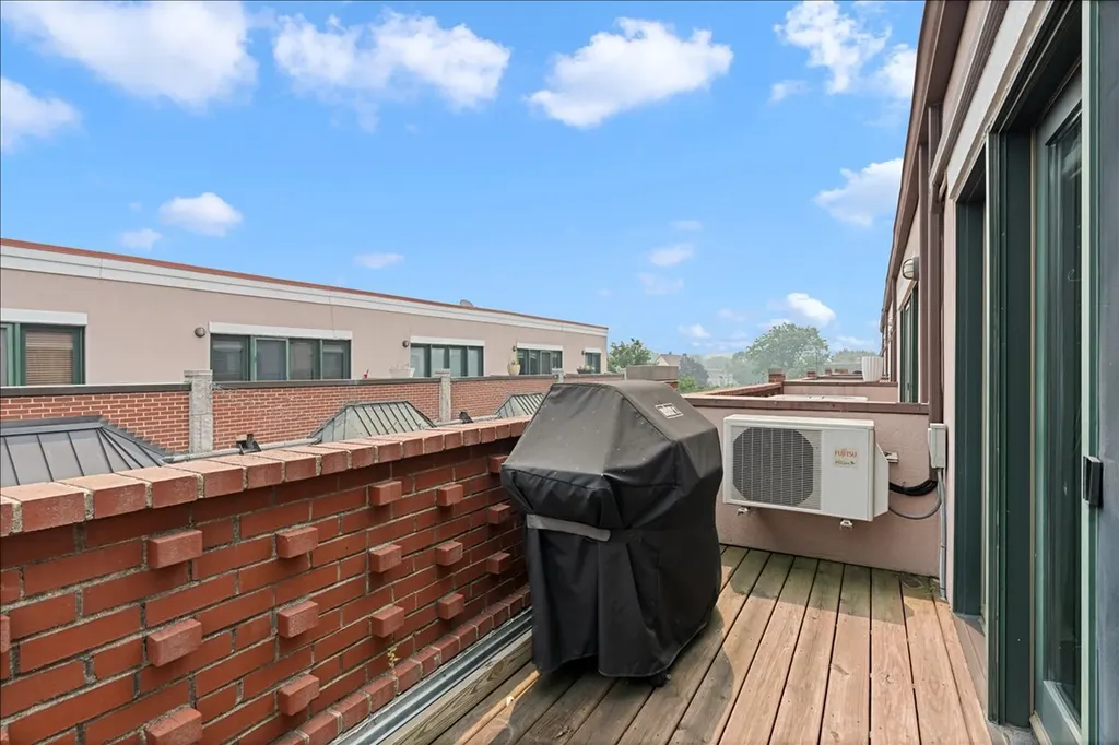 2009 North Hoyne Avenue Chicago IL 60647