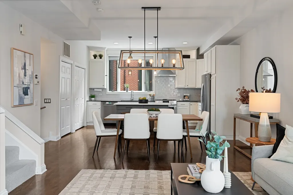 2009 North Hoyne Avenue Chicago IL 60647