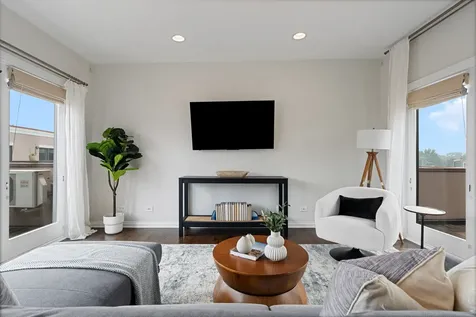 2009 North Hoyne Avenue Chicago IL 60647