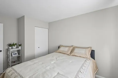 2253 North Stonehedge Court Round Lake Beach IL 60073