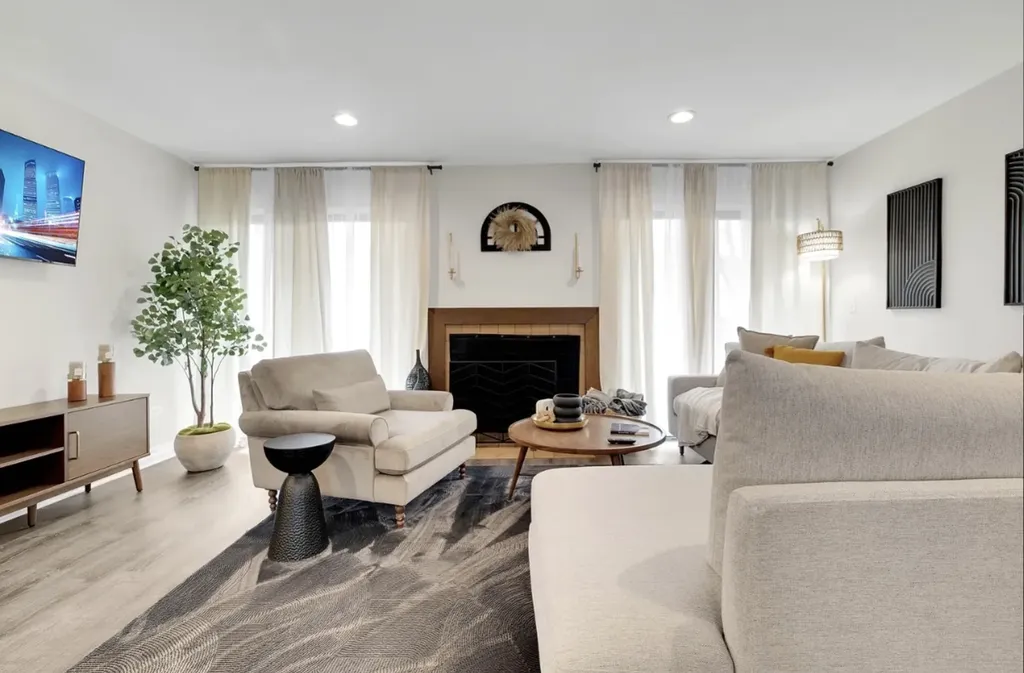 379 Sandhurst Circle Glen Ellyn IL 60137