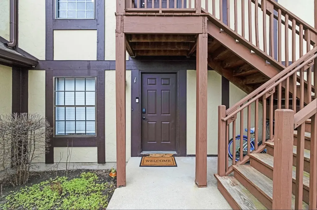 379 Sandhurst Circle Glen Ellyn IL 60137