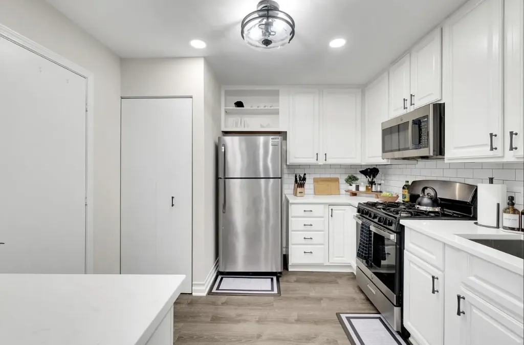 379 Sandhurst Circle Glen Ellyn IL 60137