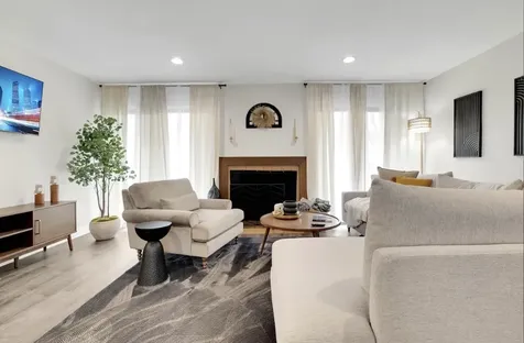 379 Sandhurst Circle Glen Ellyn IL 60137