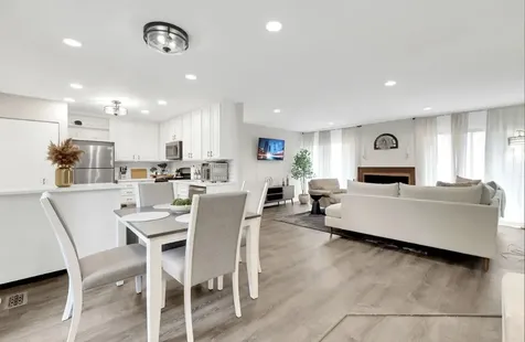 379 Sandhurst Circle Glen Ellyn IL 60137