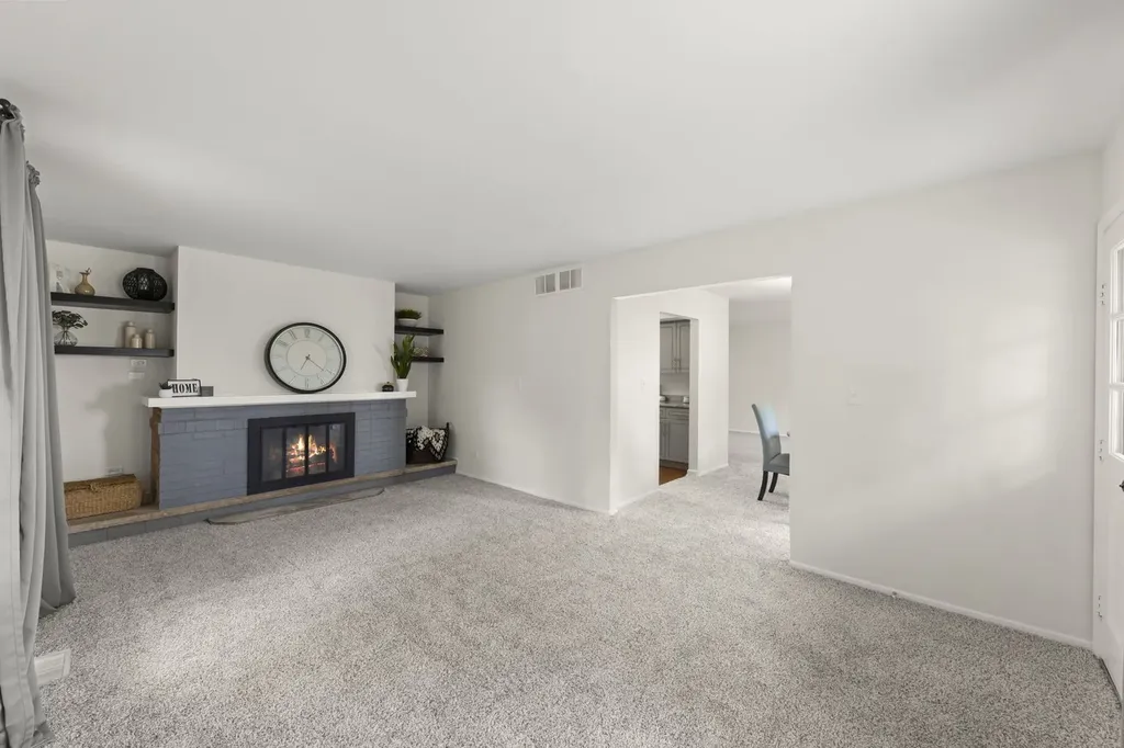 121 Newport Drive Bolingbrook IL 60440