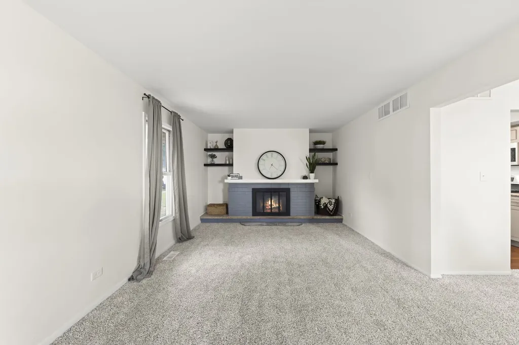 121 Newport Drive Bolingbrook IL 60440