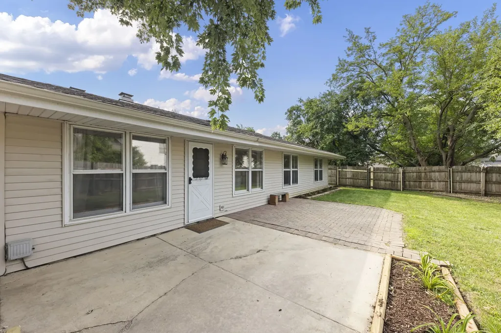 121 Newport Drive Bolingbrook IL 60440