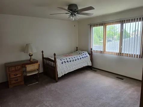 736 Yorkshire Lane Des Plaines IL 60016