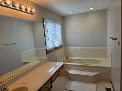 736 Yorkshire Lane Des Plaines IL 60016
