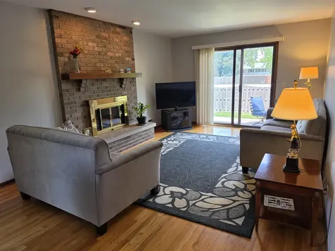 736 Yorkshire Lane Des Plaines IL 60016