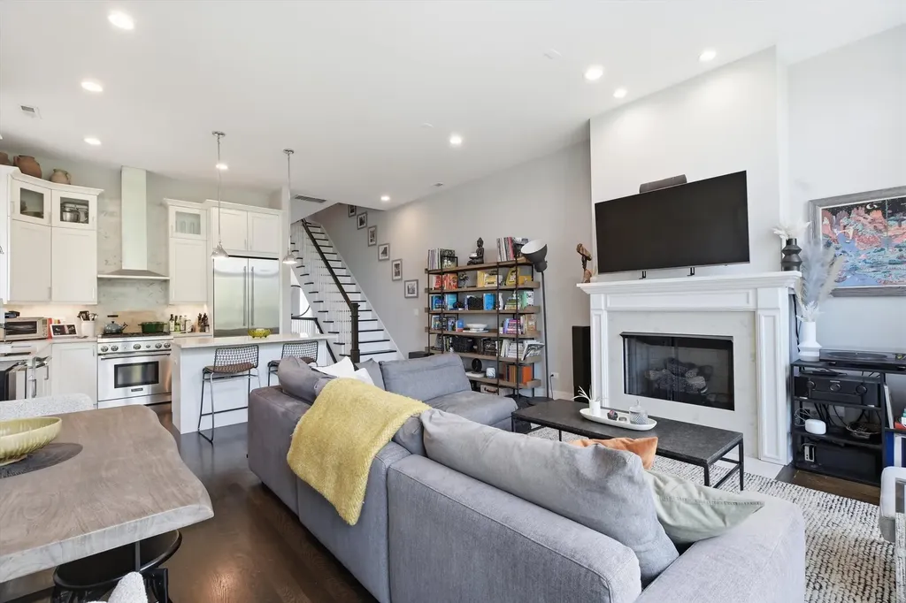1817 West Iowa Avenue Chicago IL 60622