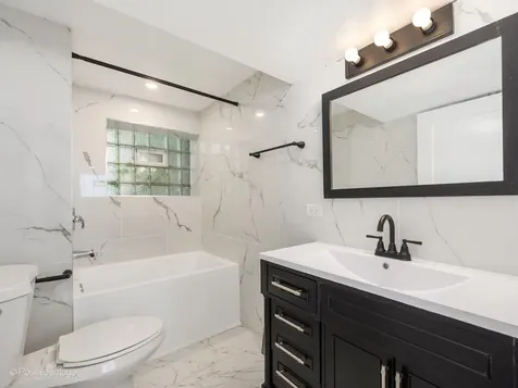 2138 West Cornelia Avenue Chicago IL 60618