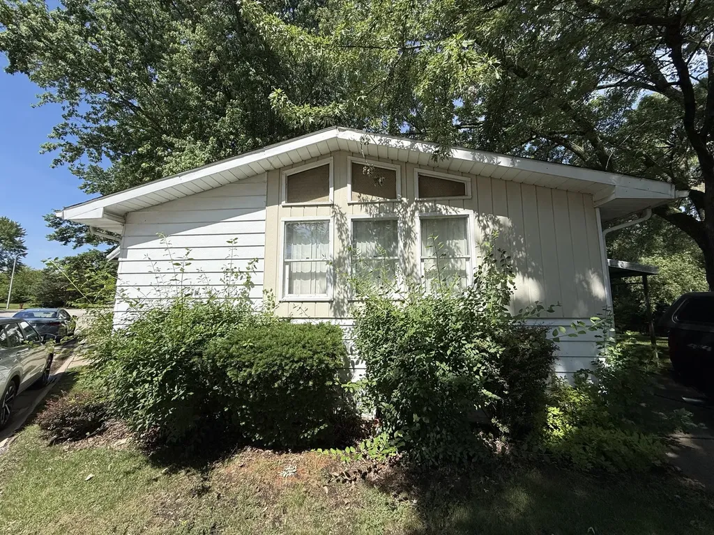 224 Big Peninsula Road Elgin IL 60123