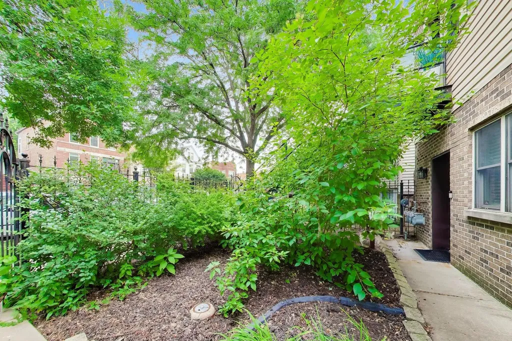 2927 North Gresham Avenue Chicago IL 60618