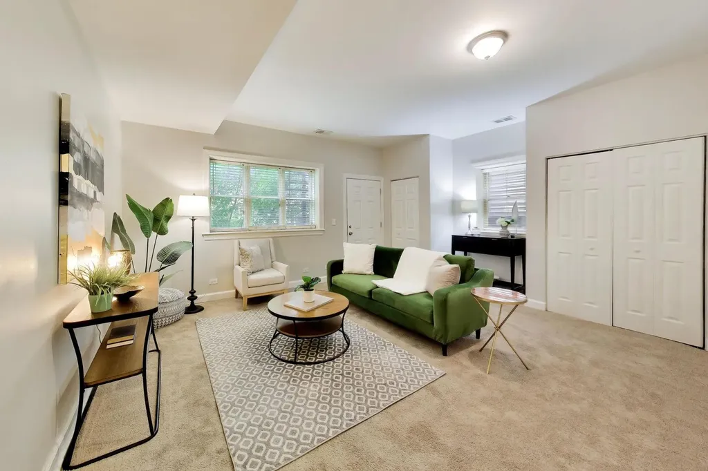 2927 North Gresham Avenue Chicago IL 60618