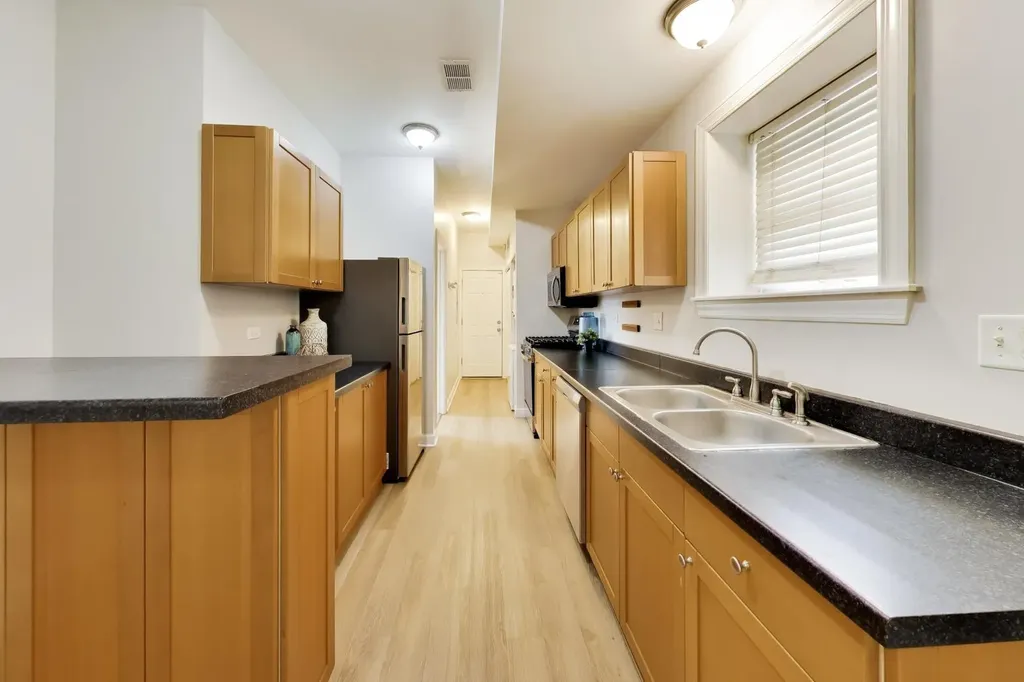 2927 North Gresham Avenue Chicago IL 60618