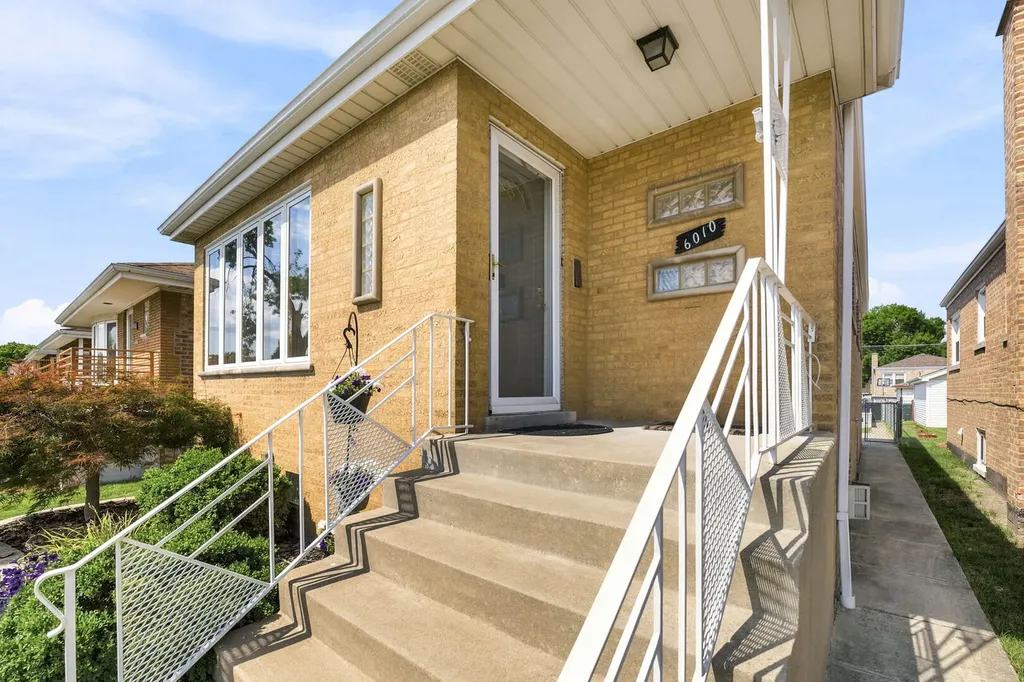 6010 South Mobile Avenue Chicago IL 60638