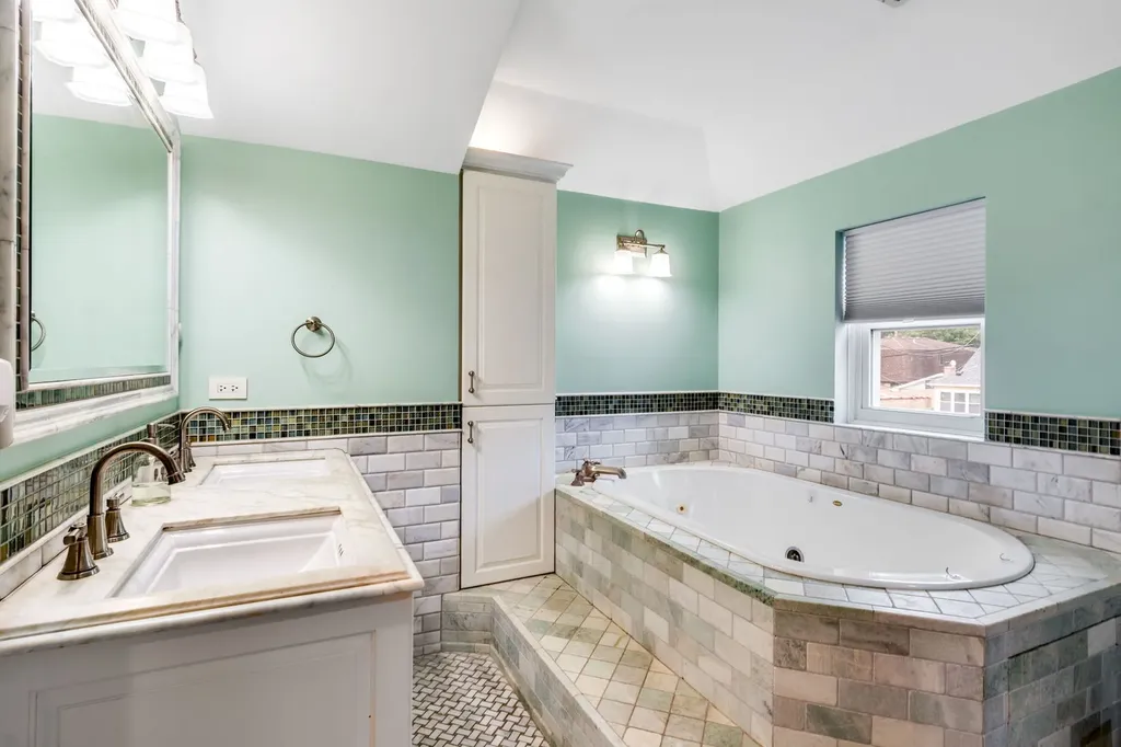 3634 North Pontiac Avenue Chicago IL 60634
