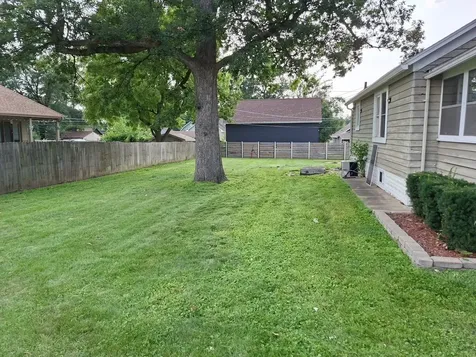 1127 Howell Place Aurora IL 60505