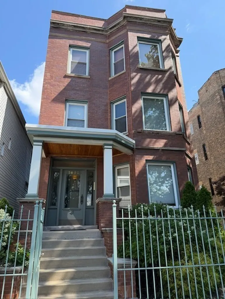 1632 West Nelson Street Chicago IL 60657