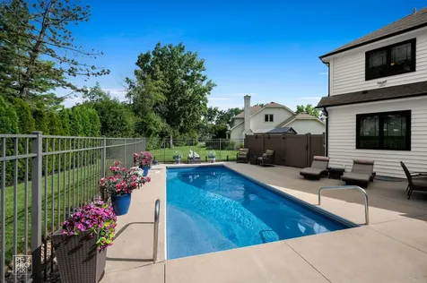 392 Crestwood Court Wood Dale IL 60191
