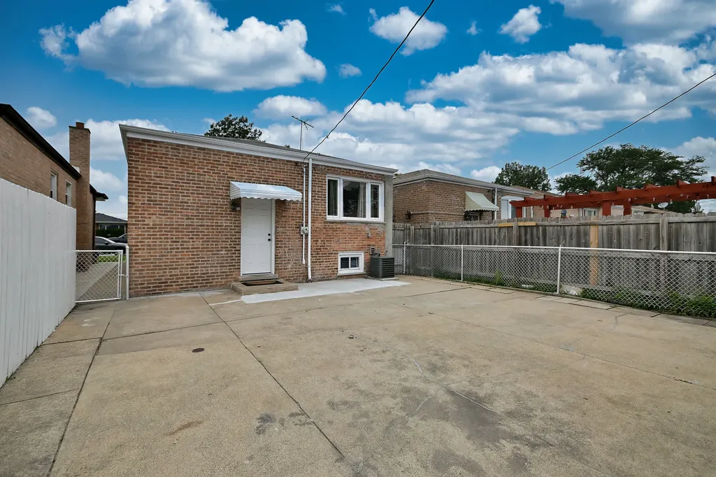 11121 South Ewing Avenue Chicago IL 60617