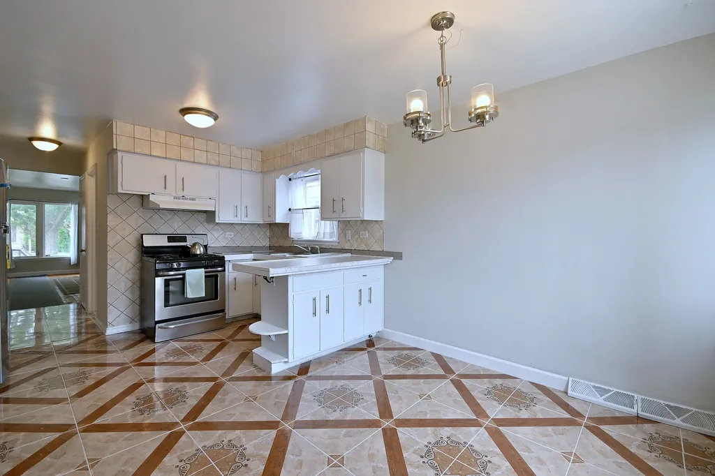 11121 South Ewing Avenue Chicago IL 60617