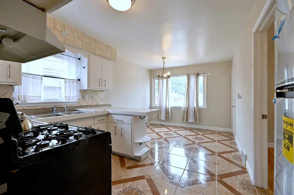 11121 South Ewing Avenue Chicago IL 60617