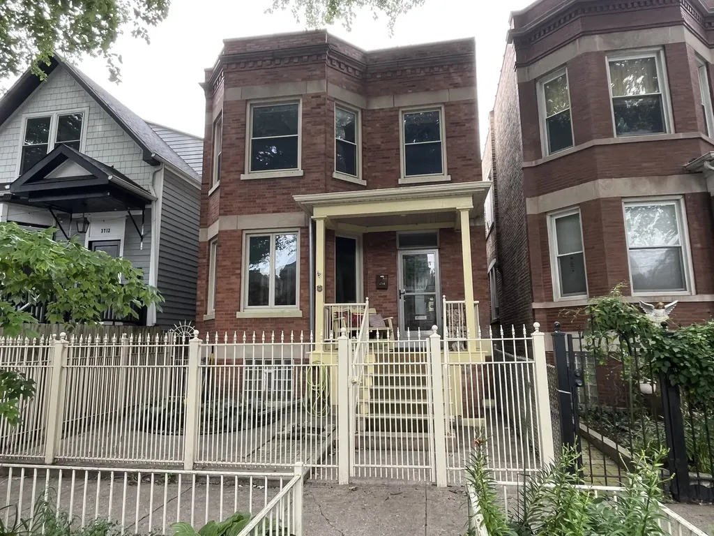 3714 North Hermitage Avenue Chicago IL 60613