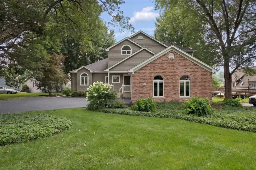 1291 Holiday Drive Lake Holiday IL 60548